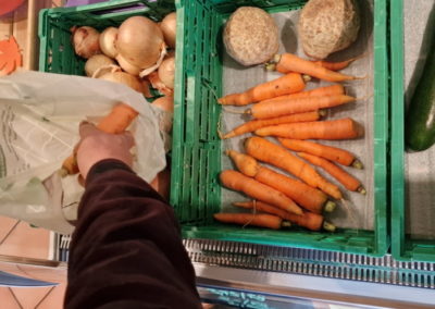 un client choisit des carottes